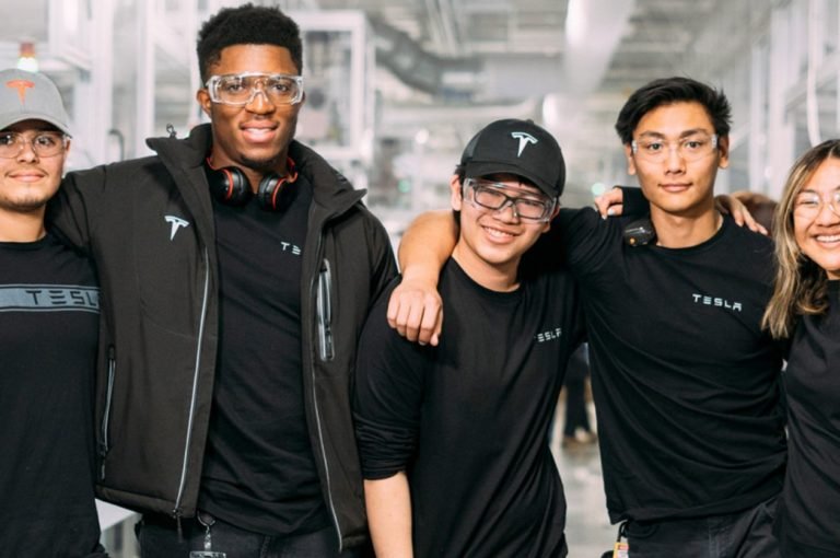 Read more about the article Tesla boasts a ‘majority minority’ workforce but leadership is predominantly white and male