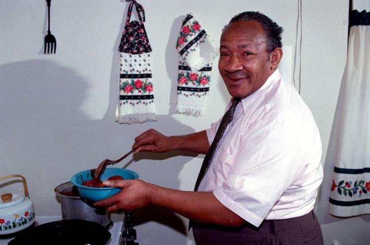 Read more about the article Black Restaurant Owner, John Young, Died Without Being Credited As The Originator Of World-Famous ‘Buffalo’ Wings