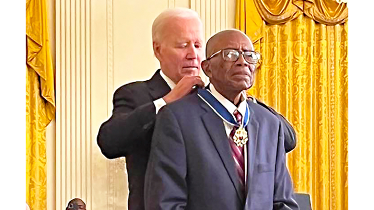Read more about the article Civil Rights attorney Fred Gray presented Medal of Freedom