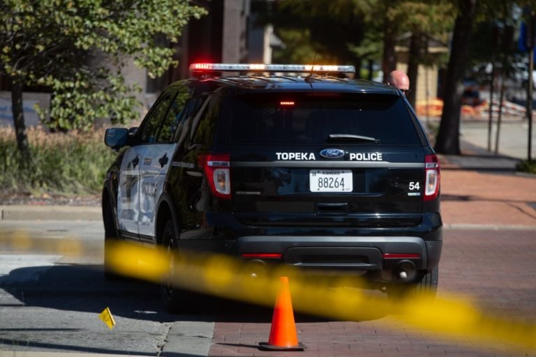 Read more about the article Topeka police quicker to shoot Black men with knives than white men with machetes, groups say