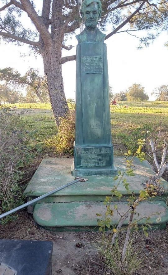 Read more about the article Thieves target African-American cemetery in California, steal bronze plaques for scrap
